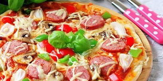 Пицца с колбаской из индейки, грибами и сладким перцем