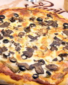 Пицца с колбасой и грибами