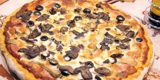 Пицца с колбасой и грибами