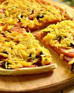 Пицца с колбасой и маслинами