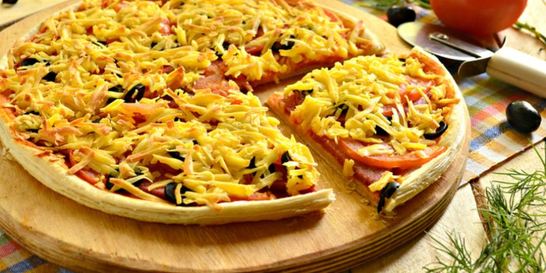 Пицца с колбасой и маслинами