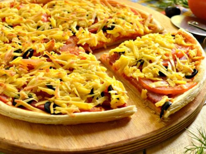 Рецепт пиццы с колбасой и маслинами