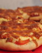 Пицца с колбасой и сыром