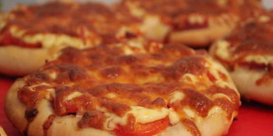 Пицца с колбасой и сыром