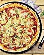 Пицца с колбасой, сыром и помидорами