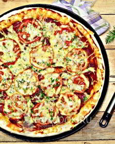 Пицца с колбасой, сыром и помидорами