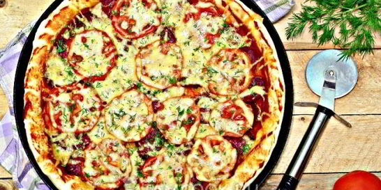 Пицца с колбасой, сыром и помидорами