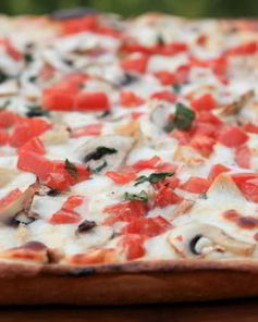 Пицца с курицей и грибами