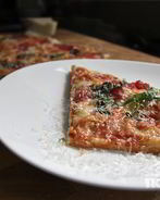 Пицца с помидорами и базиликом