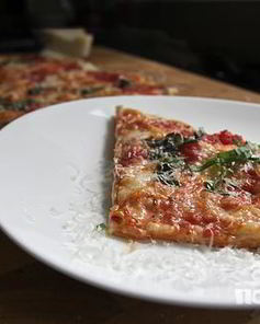 Пицца с помидорами и базиликом