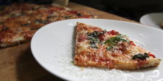 Пицца с помидорами и базиликом