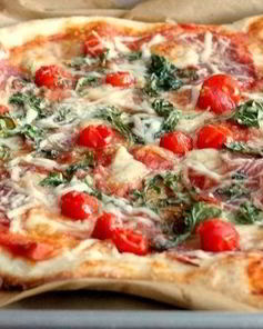 Пицца с салями, помидорами и сыром
