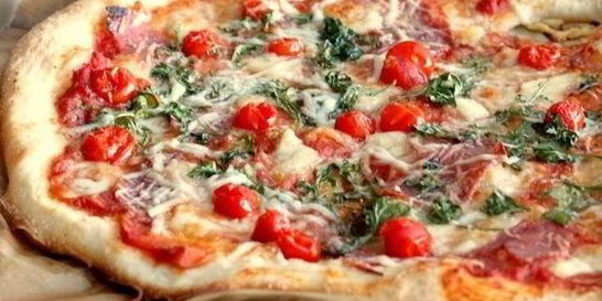 Пицца с салями, помидорами и сыром