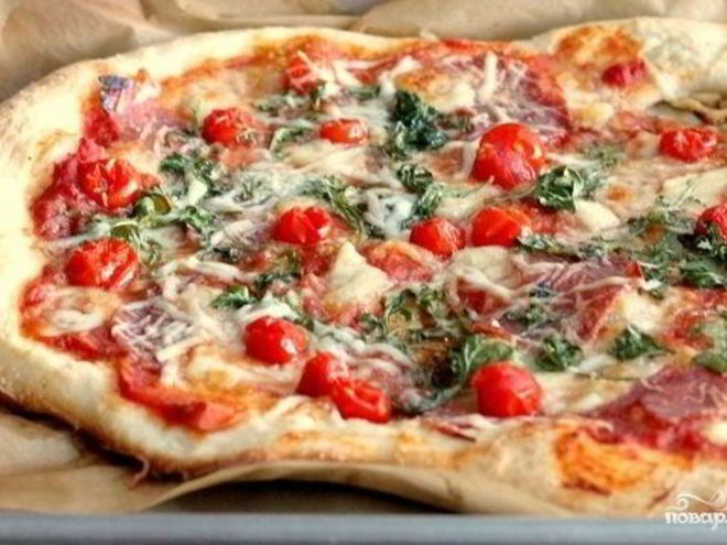 Рецепт пиццы с салями, помидорами и сыром