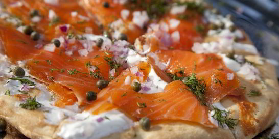 Пицца с семгой и сыром