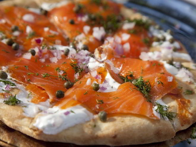 Рецепт пиццы с семгой и сыром