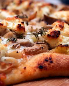 Пицца с солеными грибами