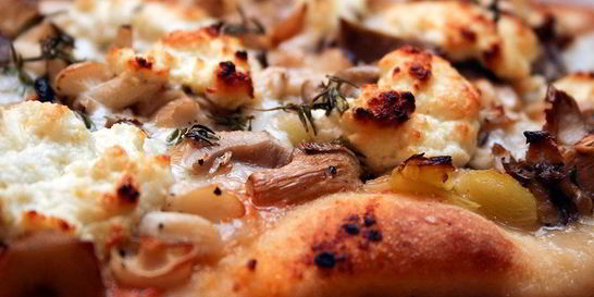 Пицца с солеными грибами