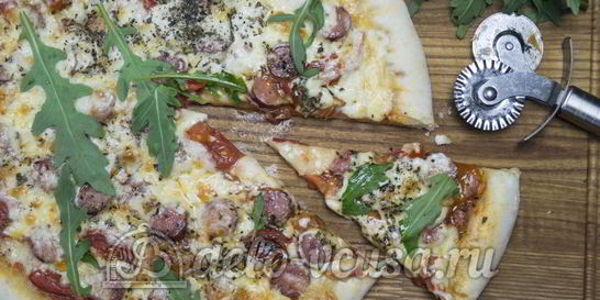 Пицца с сосисками и помидорами