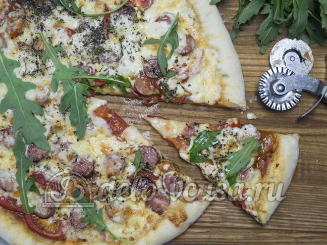 Рецепт пиццы с сосисками и помидорами