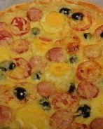 Пицца с сосиской и помидорами