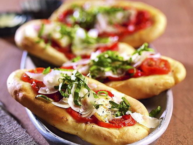 Рецепт пиццы с томатами и козьим сыром