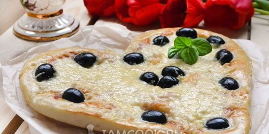 Пицца-сердце с ветчиной и сыром