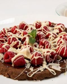 Шоколадная пицца с малиной