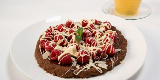 Шоколадная пицца с малиной