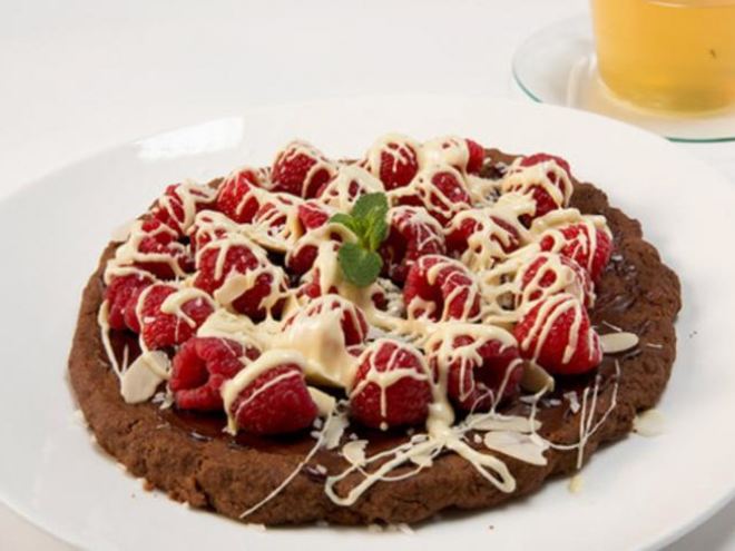 Рецепт шоколадной пиццы с малиной