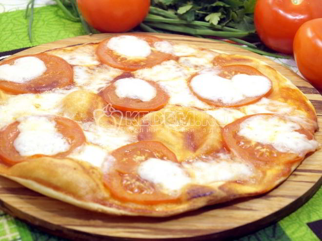 Рецепт тонкой пиццы с моцареллой