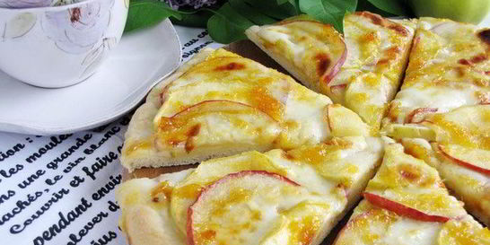 Яблочная пицца