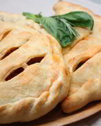 Закрытая пицца кальцоне с овощами