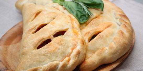 Закрытая пицца кальцоне с овощами