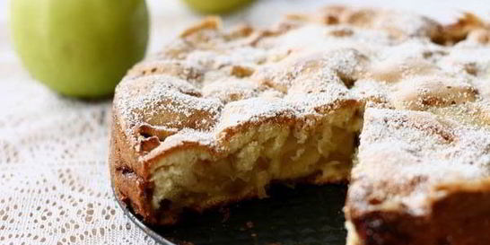 Диетическая яблочная шарлотка с медом на ржаной муке