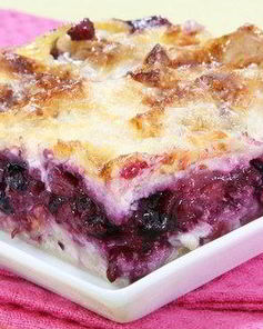 Хлебная шарлотка с черной смородиной