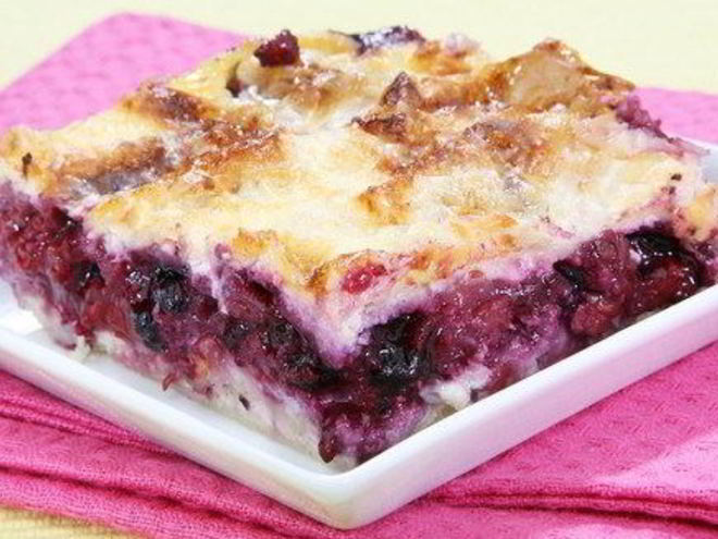 Рецепт хлебной шарлотки с черной смородиной