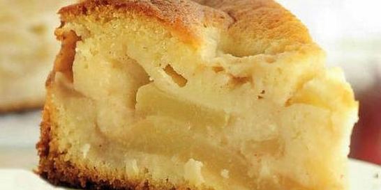 Легкая шарлотка с яблоками в мультиварке