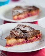 Шарлотка из черного хлеба с яблоками и брусникой