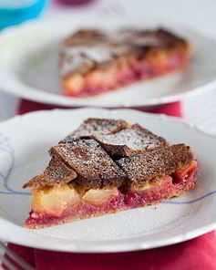 Шарлотка из черного хлеба с яблоками и брусникой