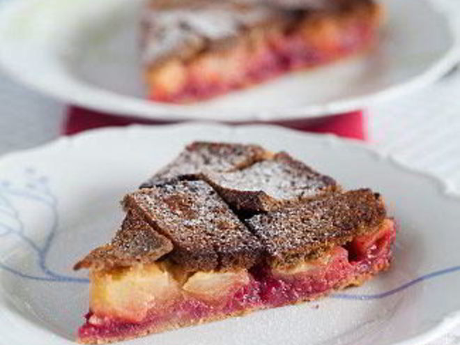 Рецепт шарлотки из черного хлеба с яблоками и брусникой