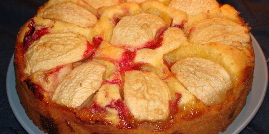 Шарлотка на кефире в мультиварке