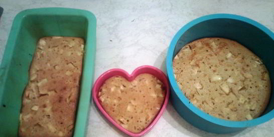 Шарлотка на ряженке с яблоками