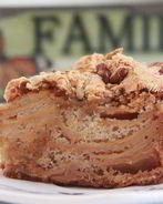 Шарлотка с айвой и орехами