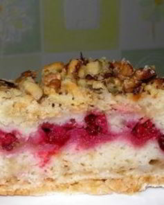 Шарлотка с брусникой и яблоками