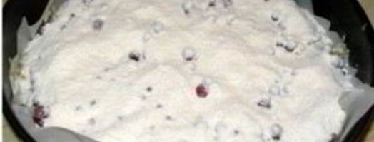 шарлотка с брусникой и яблоками. Шаг 7