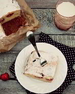 Шарлотка с черешней