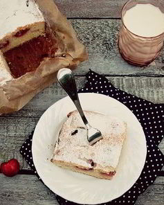 Шарлотка с черешней