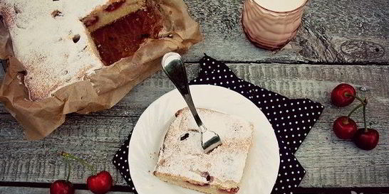 Шарлотка с черешней