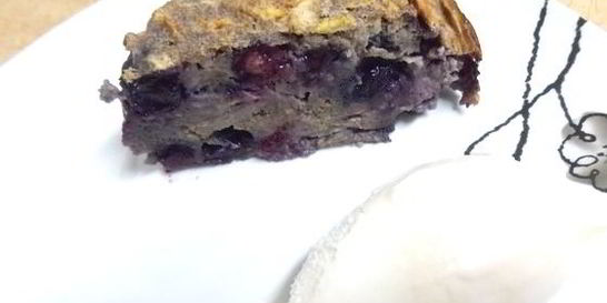 Шарлотка с черникой и яблоками